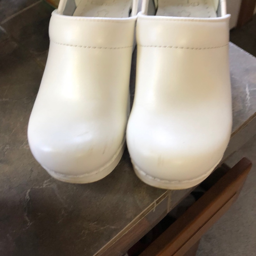WHITE DANSKO NURSING SHOE CLOG